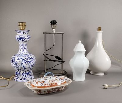 trois vases différents et une lampe posés sur une table