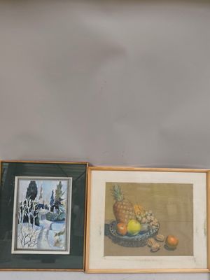 trois photos encadrées posées sur une étagère, au-dessus d'un bol de fruits et d'un bol d'oranges