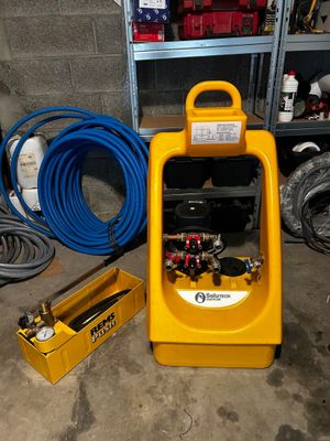 une machine jaune posée sur le sol