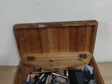 une boîte en bois contenant tout un tas d'objets