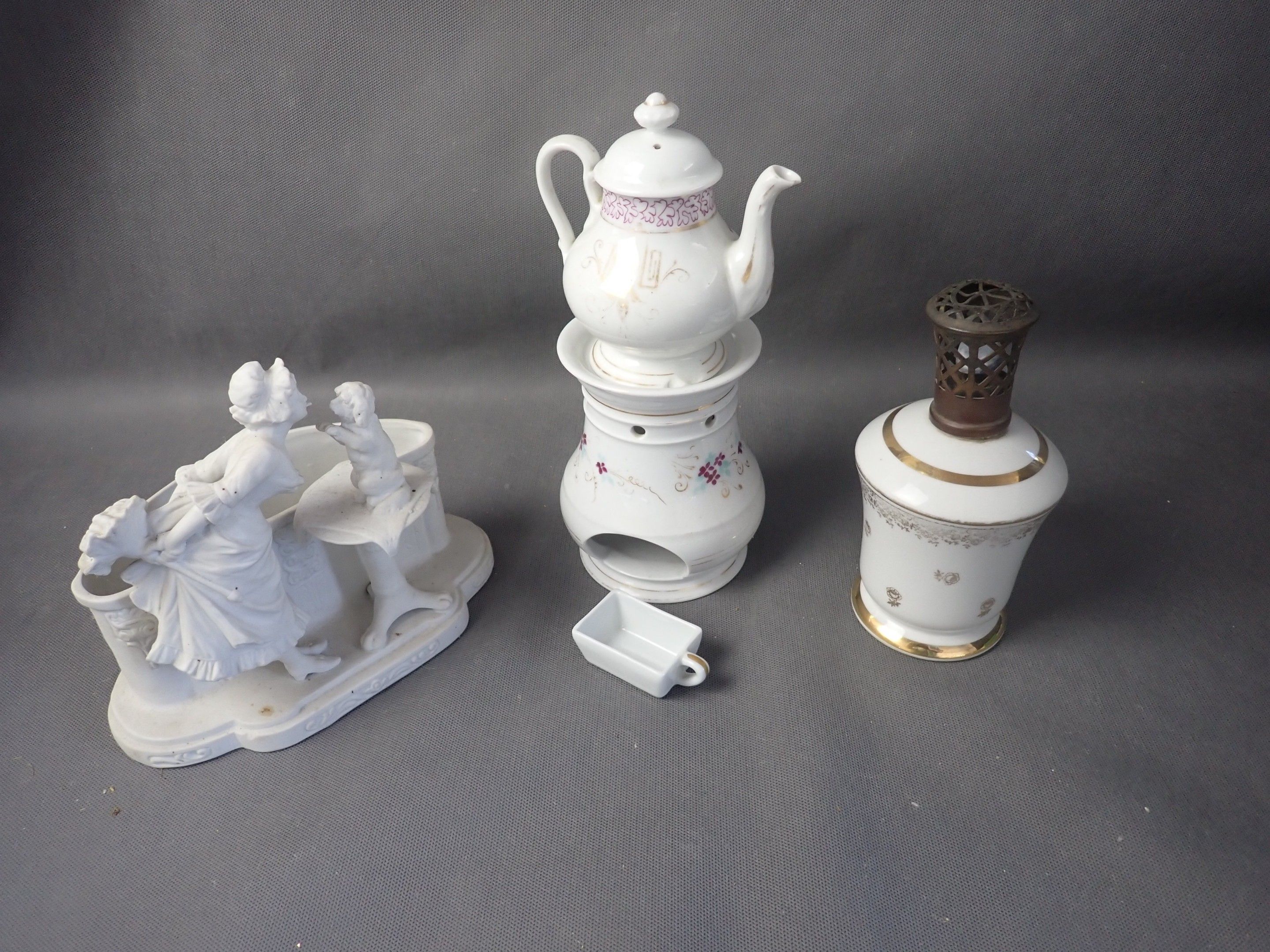 Lot comprenant 1 lampe berger en porcelaine,1jardinière en b…