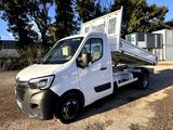 une photo d'un camion blanc garé dans un parking