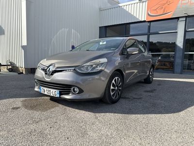 la voiture grise est garée devant un bâtiment