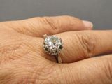 une main de femme portant une bague en diamant