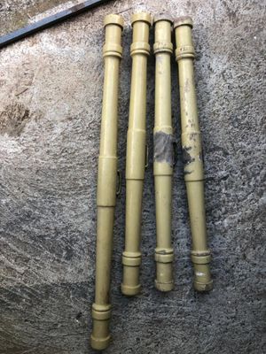 Lot de QUATRE palonniers en bois tourné et laqué.