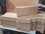 une pile de cartons posée sur une table