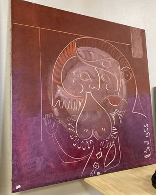 une photo d'un tableau accroché au mur à côté d'un ordinateur