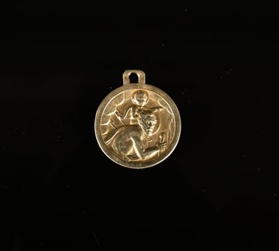 un gros plan d'une médaille d'or sur fond noir