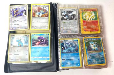 beaucoup de cartes Pokémon posées ensemble sur la table