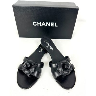 sandales Chanel en cuir noir ornées d'un nœud