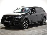 une photo d'un SUV Audi noir garé dans un showroom
