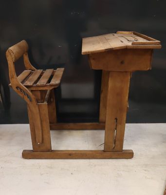 un petit bureau en bois et une chaise en bois dans une pièce