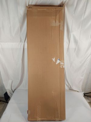 une boîte en carton posée sur un drap blanc