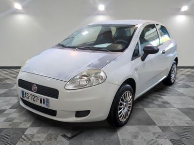 la photo d'une petite voiture blanche garée dans un garage