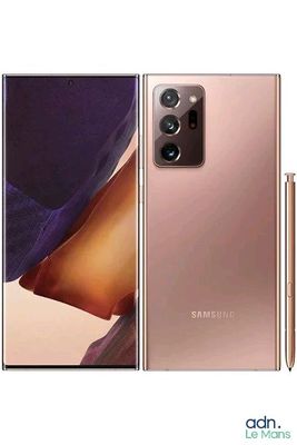 Samsung Galaxy Note 10 Plus avec un stylet doré à côté de la face avant et de la face arrière du téléphone