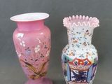 deux vases posés l'un à côté de l'autre sur une table