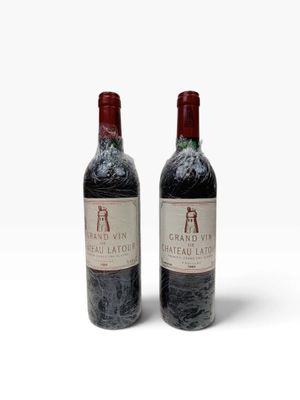 deux bouteilles de vin rouge posées l'une à côté de l'autre sur une surface blanche