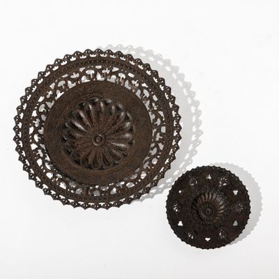 deux objets décoratifs posés sur une surface blanche