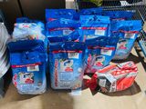 de nombreux sacs remplis d'eau posés par terre à côté d'un caddie