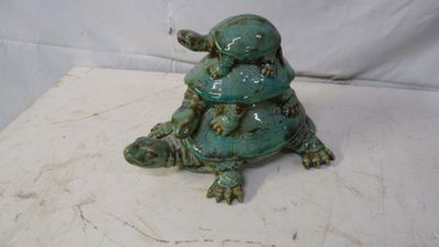 une petite figurine de tortue posée sur une table