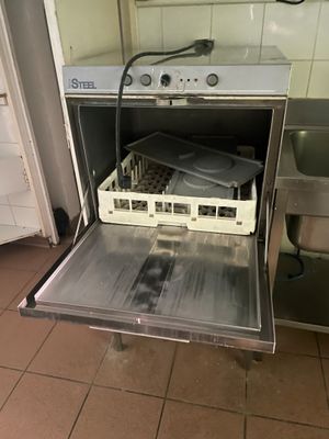 un lave-vaisselle à porte ouverte dans une cuisine