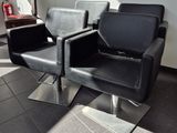 deux chaises qui sont assises ensemble dans une pièce