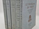 trois livres sont empilés sur une surface blanche