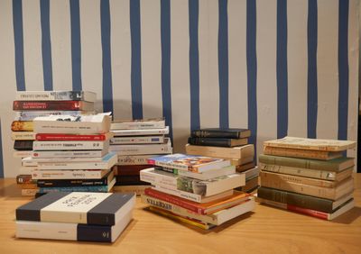 plusieurs livres empilés sur une table