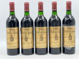 quatre bouteilles de vin rouge sont alignées