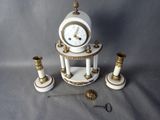 une horloge blanche et or posée sur une table