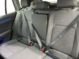 a seat belt in the back of a car
