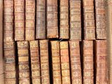 une boîte remplie de vieux livres posée sur une table en bois