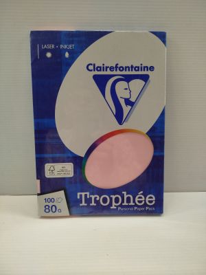 une boîte de trophées posée sur une table