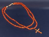 Gros plan sur un collier orné d'une croix