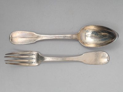 deux cuillères et une fourchette posées sur une table