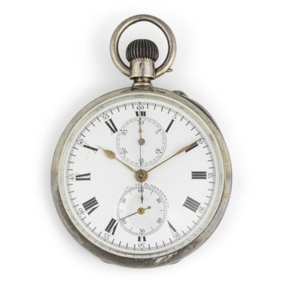 une montre de poche en argent avec des chiffres romains sur le cadran