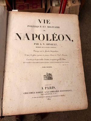 un livre ouvert sur une table