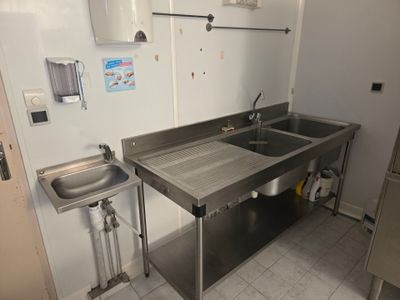 un évier en acier inoxydable et un évier en acier inoxydable dans une cuisine