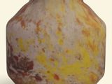 un vase posé sur une surface blanche