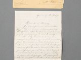 une feuille de papier sur laquelle il y a quelque chose d'écrit, à côté d'une autre feuille de papier sur laquelle il y a quelque chose d'écrit
