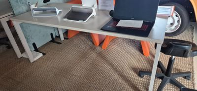 Bureau : plan de travail stratifié blanc