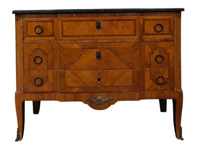 une image d'une commode en bois avec un plateau en marbre