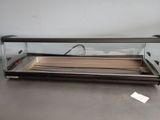 une photo d'une vitrine en verre posée sur une table