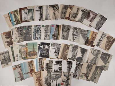 un lot de vieilles cartes postales sur une table