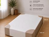 la taille d'un matelas dans une chambre avec un parquet