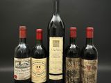 Plusieurs bouteilles de vin sont alignées sur une surface noire