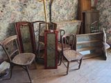 plusieurs chaises et une table dans une pièce dont l'un des murs est tapissé
