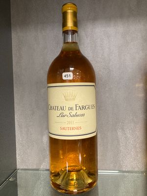 une bouteille de vin posée sur une étagère en verre