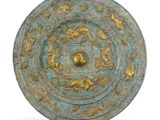 un gros plan d'un objet métallique orné de décorations dorées