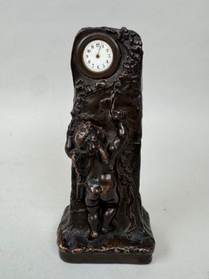 une statue représentant un homme tenant une horloge à la main
